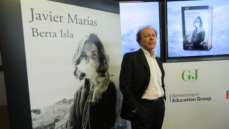 El autor, Javier Marías, y su obra