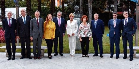 De izquierda a derecha: Evelio Acevedo, Fernando Benzo, Miguel Satrústegui, Archiduquesa Francesca von Habsburg-Lothringen, Íñigo Méndez de Vigo, Baronesa Carmen Thyssen-Bornemisza, María de Corral, Miguel Klingenberg, José Canal, Guillermo Solana