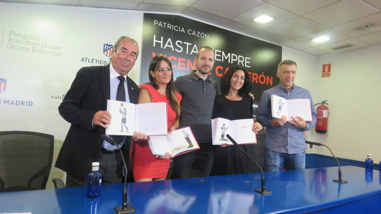 El exjugador atlético Adelardo Rodríguez; Patricia Cazón, la autora de la obra presentada; el ilustrador del libro, Joaquín Rodríguez; Virginia Fernández, editora de Penguin Random House Grupo Editorial y el también exjugador del Atlético de Madrid, Milinko Pantic