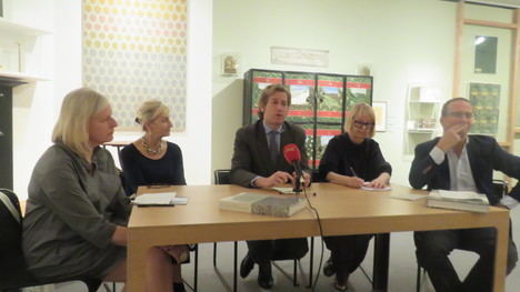 De izquierda a derecha, Karen Livingstone (comisaria de la exposición International Arts & Crafts, celebrada en el Victoria and Albert Museum en 2005); Joanna Banham (editora, entre otras publicaciones, de la Encyclopedia of Interior Design de 1998); Javier Gomá, director de la Fundación Juan March; Pat Kirkham (autora, entre otros títulos, de History of Design: Decorative Arts and Material Culture, 1400-2000, publicado en 2013) y Manuel Fontán del Junco (director de Museos y Exposiciones de la Fundación Juan March)