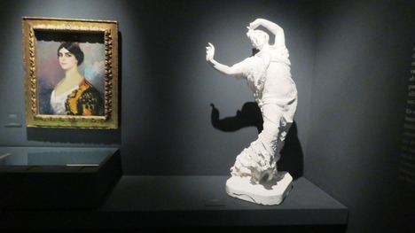 Pastora Imperio. A la izquierda, óleo sobre tabla, 1914, de Manuel Benedito. A la derecha, El baile, hacia 1916, escultura de escayola, en el Museo Nacional del Teatro de Almagro, de Mariano Benlliure