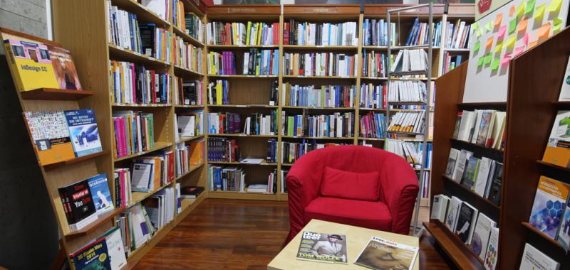 Interior de la librería Canaima