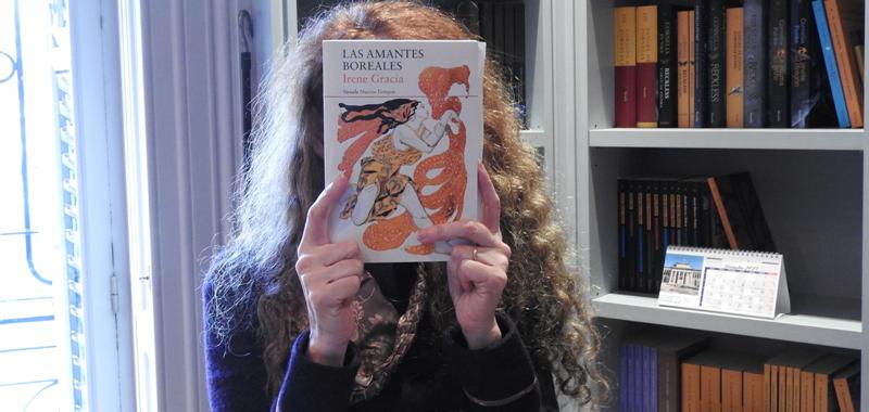 Irene Gracia escondida detrás de su libro