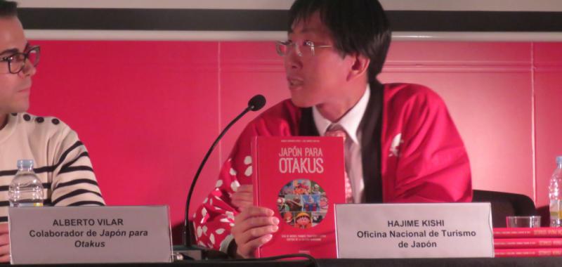 Hajime Kishi, manager de la Oficina Nacional de Turismo de Japón (JNTO) de Madrid, durante su intervención, con el libro presentado “Japón para otakus”