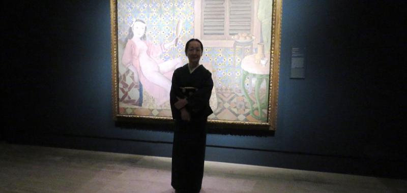 Setsuko Klossowska de Rola, viuda de Balthus, delante de un cuadro de su marido