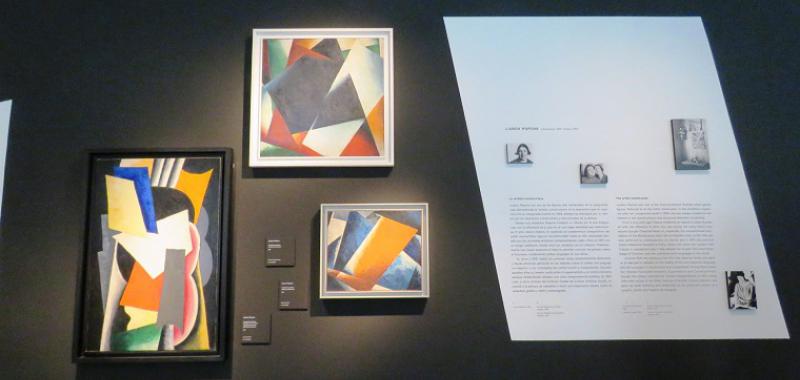 Tres obras, una de 1915, Bodegón: instrumentos, a la izquierda y las otras dos de 1918, todas bajo el título de Arquitectura pictórica. Liubov Popova