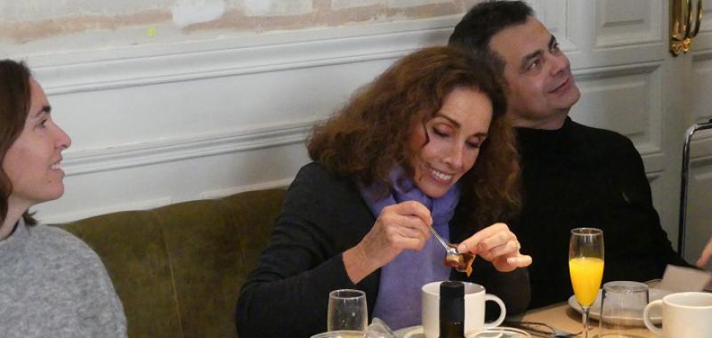 Ana Belén disfrutando del desayuno que, esta vez, no se lo ha preparado Víctor Manuel