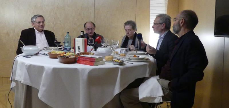 Demetria Chamorro, viuda de Rafael Sánchez Ferlosio, en el centro de la mesa