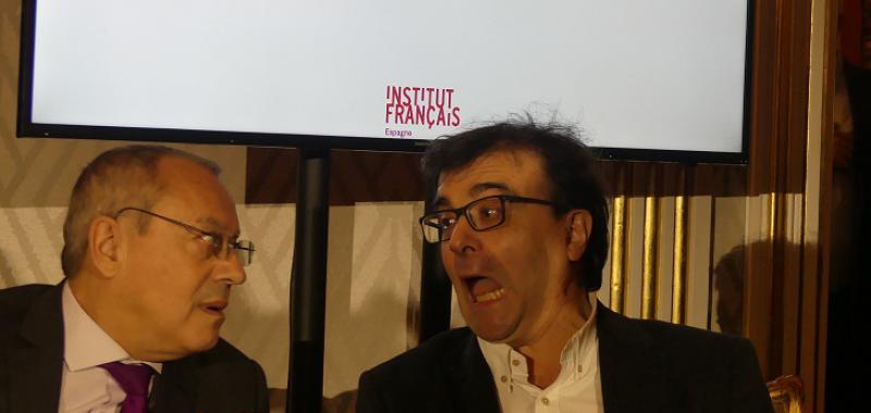 El embajador francés en España y un asombrado Javier Cercas