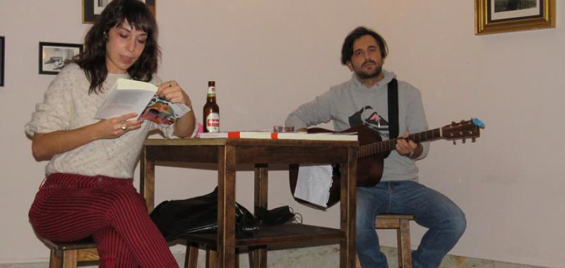 Julia Sabina durante la lectura de varios fragmentos de su obra, con excelente acompañamiento musical, a la guitarra, del músico italiano Luca Dell ‘Aquila