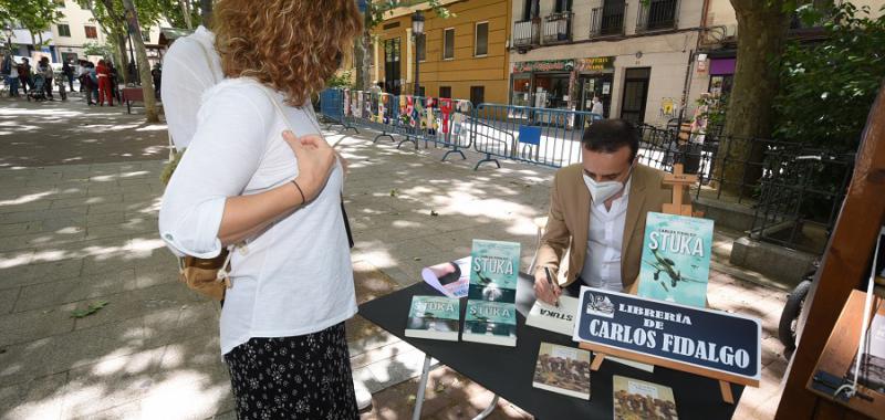 Carlos Fidalgo firmando libros en la Feria del Libro de Vallecas