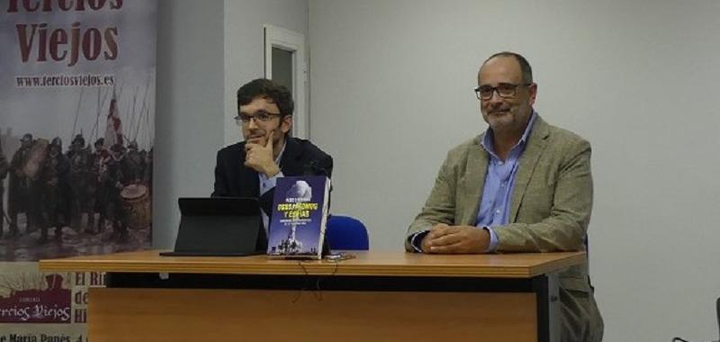Manuel P. Villatoro y Pere Cardona en la presentación de "Osos, átomos y espías"