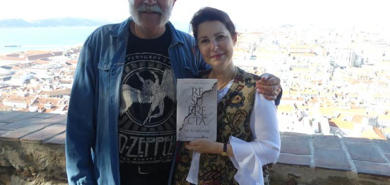 El autor del artículo junto a Vic Echegoyen en el castillo de San Jorge en Lisboa