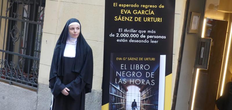La hermana Aquilina a la puerta de la Bodega de los Secretos