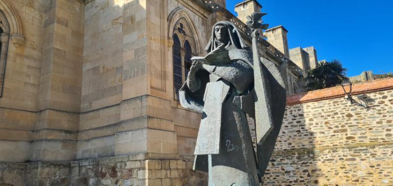 Estatua de Santa Teresa en Alba de Tormes