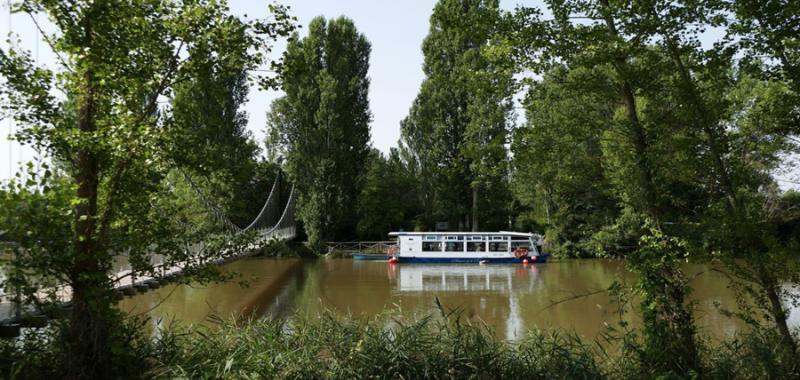 Barco en el Canal de Castilla