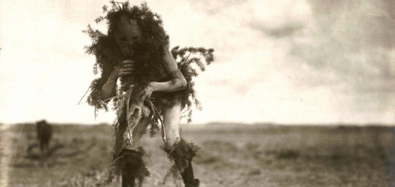 La ceremonia Yebichai: el mendigo Tó neinilii- indio navajo- vestido con ramas de picea, c. 1904- 1905. Edward S. Curtis