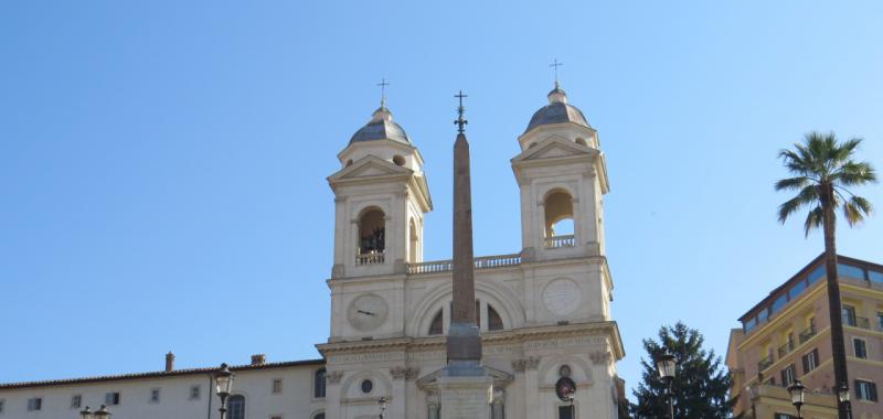 La Iglesia de la Santísima Trinidad, cuya fachada de dos campanarios domina la escalinata, tiene su origen en una donación del rey francés Carlos VIII