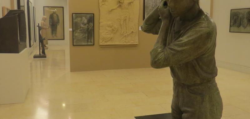 En primer término ”Marcela poniéndose un pendiente. 2004-2006” 